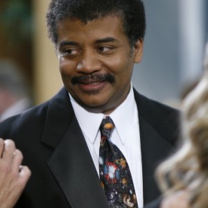 Neil DeGrasse Tyson nell'episodio 'Brain Storm' della quinta stagione di Stargate Atlantis