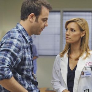 Paul Adelstein e Kadee Strickland nell'episodio 'Past Tense' della serie tv Private Practice