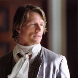 Philip Winchester nel ruolo di Robison Crusoe nella prima stagione della serie tv Crusoe