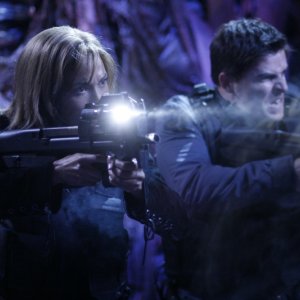 Rachel Luttlrell e Kavan Smith nell'episodio 'Infection' della quinta stagione di Stargate Atlantis