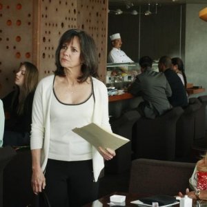 Sally Field e Patricia Wettig in un momento dell'episodio 'You get what you need' della serie Brothers & Sisters