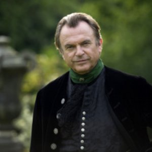 Sam Neil nel ruolo di Jeremiah Balckthorn nella prima stagione della serie tv Crusoe