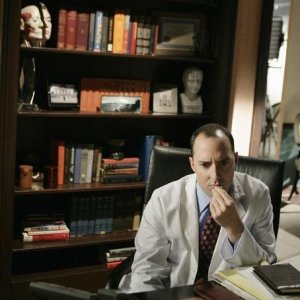 Tony Hale nell'episodio 'The Pill' della serie tv Samantha Chi?