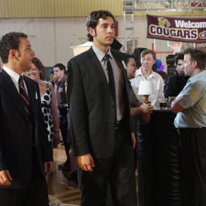 Zachary Levi durante la festa degli ex alunni della scuola di Sarah nell'episodio 'Chuck Versus The Cougars' della seconda stagione di chuck