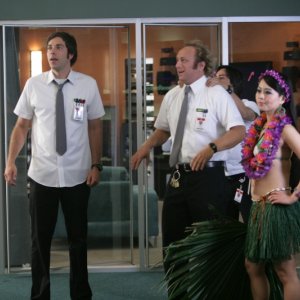 Zachary Levi insieme a Scott Krinsky e Julia Ling durante una scena dell'episodio 'Chuck Versus Tom Sawyer' della seconda stagione di Chuck