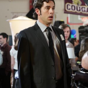 Zachary Levi mentre si trova al raduno degli ex alunni della scuola di Sarah nell'episodio 'Chuck Versus The Cougars' della seconda stagione di chuck