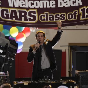 Zachary Leviin veste di d.j. al raduno degli ex alunni della scuola di Sarah nell'episodio 'Chuck Versus The Cougars' della seconda stagione di chuck