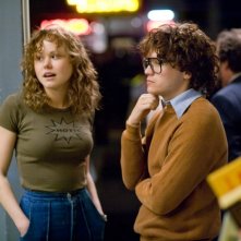 Alison Pill ed Emile Hirsch in una scena del film Milk