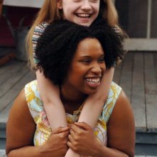 Dakota Fanning e Jennifer Hudson in una scena del film La vita segreta delle api