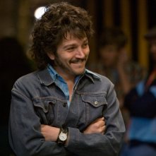Diego Luna in una scena del film Milk