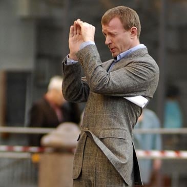 Guy Ritchie, regista di Sherlock Holmes, sul set del suo film