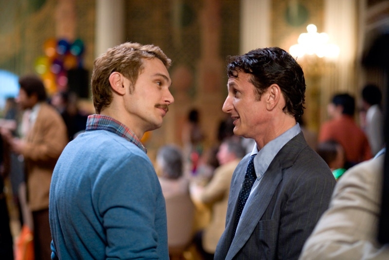 James Franco e Sean Penn in una scena del film Milk