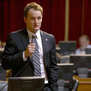 Jason Clarke interpreta Tommy Caffee nell'episodio 'Let Rome in Tiber Melt' della terza stagione di Brotherhood