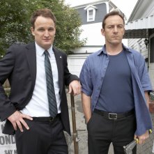Jason Isacc insieme a Jason Clarke nell'episodio 'Things Badly Begun' della terza stagione di Brotherhood
