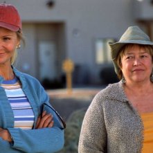 Joan Allen e Kathy Bates in una scena del film Quel che resta di mio marito