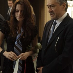Kristen Stewart e Robert De Niro in una scena del film What Just Happened?