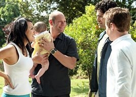 Martha Millan, Domenick Lombardozzi, Adrian Grenier e Kevin Connolly in una scena dell'episodio 'Redomption' della quinta stagione di Entourage