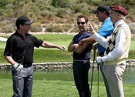 Paul Ben-Victor, Jeremy Piven, Phil Mickelson e Martin Landau in una scena dell'episodio 'Redomption' della quinta stagione di Entourage