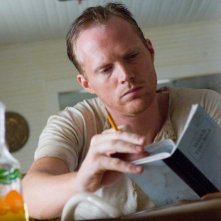 Paul Bettany in una scena del film La vita segreta delle api