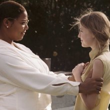 Queen Latifah e Dakota Fanning in una scena del film La vita segreta delle api