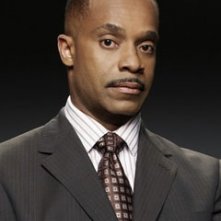 Rocky Carroll in un'immagine promozionale per la serie tv Navy N.C.I.S.