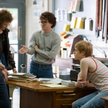Sean Penn, Emile Hirsch e Lucas Grabeel in una scena del film Milk