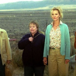 Tom Skerritt, Kathy Bates, Joan Allen e Jessica Lange in una scena del film Quel che resta di mio marito