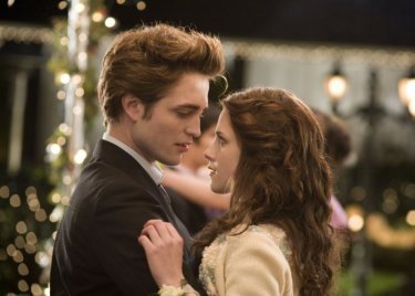 Una romantica immagine di Twilight con Robert Pattinson e Kristen Stewart