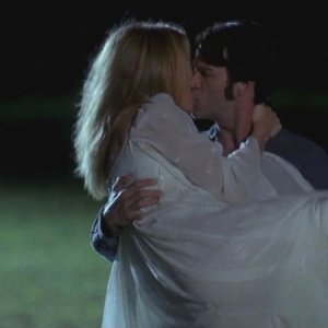 Anna Paquin e Stephen Moyer in un'immagine dell'episodio Cold Ground della prima stagione della serie True Blood