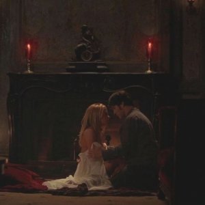 Anna Paquin e Stephen Moyer in una scena dell'episodio Cold Ground della prima stagione della serie True Blood