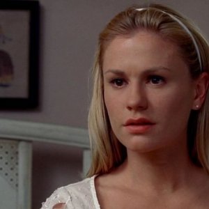 Anna Paquin in un'immagine dell'episodio Cold Ground della prima stagione di True Blood
