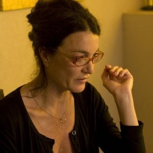 Marina Suma è Laura, una donna alle prese con i fantasmi del proprio passato, in uno degli episodi di Donne Assassine