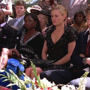 Nelsan Ellis, Rutina Wesley, Anna Paquin e Ryan Kwanten in una scena dell'episodio Cold Ground della prima stagione di True Blood