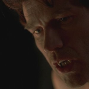Stephen Moyer in una scena dell'episodio Cold Ground della prima stagione della serie True Blood