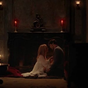 Anna Paquin con Stephen Moyer in una scena dell'episodio Cold Ground della prima stagione della serie True Blood