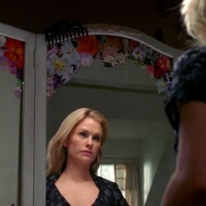 Anna Paquin in una bella sequenza dell'episodio Cold Ground della stagione 1 di True Blood