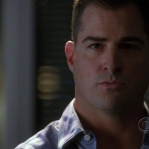 George Eads in una sequenza dell'episodio 'For Warrick' della serie CSI: Crime Scene Investigation