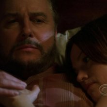 Jorja Fox e William Petersen in un momento dell'episodio 'The Happy Place' della nona stagione di CSI