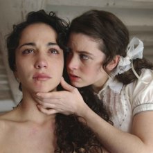 Karina Testa e Maud Forget in una scena del film Frontière(s)