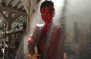 Karina Testa in una scena del film Frontière(s)