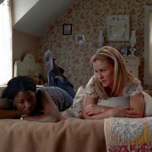 Rutina Wesley e Anna Paquin in un'immagine dell'episodio Cold Ground della prima stagione di True Blood