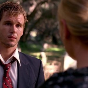 Ryan Kwanten e Anna Paquin (di spalle) in un'immagine dell'episodio Cold Ground del serial True Blood (prima stagione)
