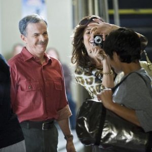 Tony Plana insieme ad altri membri del cast nell'episodio 'Granny Pants' della serie tv Ugly Betty