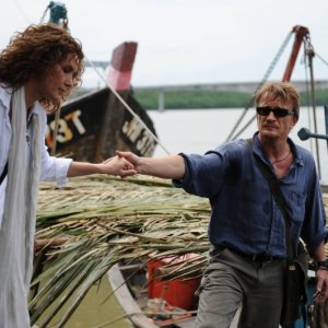 François Montagut e Lucrezia Lante della Rovere in una sequenza del film tv Ovunque tu sia