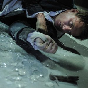 Greg Bryk in una scena del film Saw V