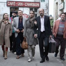 Anne Marivin, Guy Lecluyse, Dany Boon, Zoe Felix, Kad Merad e Philippe Duquesne in una scena del film Giù al nord