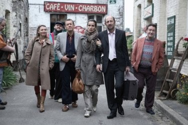 Anne Marivin, Guy Lecluyse, Dany Boon, Zoe Felix, Kad Merad e Philippe Duquesne in una scena del film Giù al nord