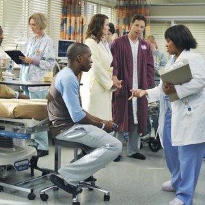 Chandra Wilson, Carl Lumbly , Sandra Oh ed Ellen Pompeo nell'episodio 'There's No 'I' in Team' della serie tv Grey's Anatomy