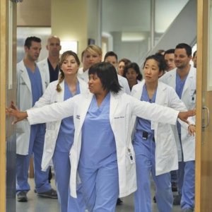 Chandra Wilson, Justin Chambers, Sandra Oh ed Ellen Pompeo nell'episodio 'There's No 'I' in Team' della serie tv Grey's Anatomy