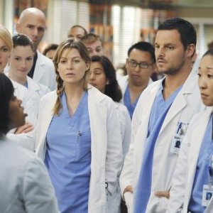 Chandra Wilson, Katherine Heigl, Justin Chambers, Sandra Oh ed Ellen Pompeo nell'episodio 'There's No 'I' in Team' della serie tv Grey's Anatomy